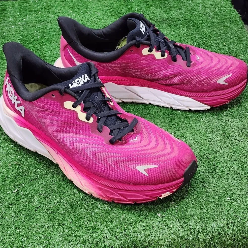 HOKA ARAHI 6 - Womens Athletic Shoes - SIZE 10B (Please See All Pictures))
